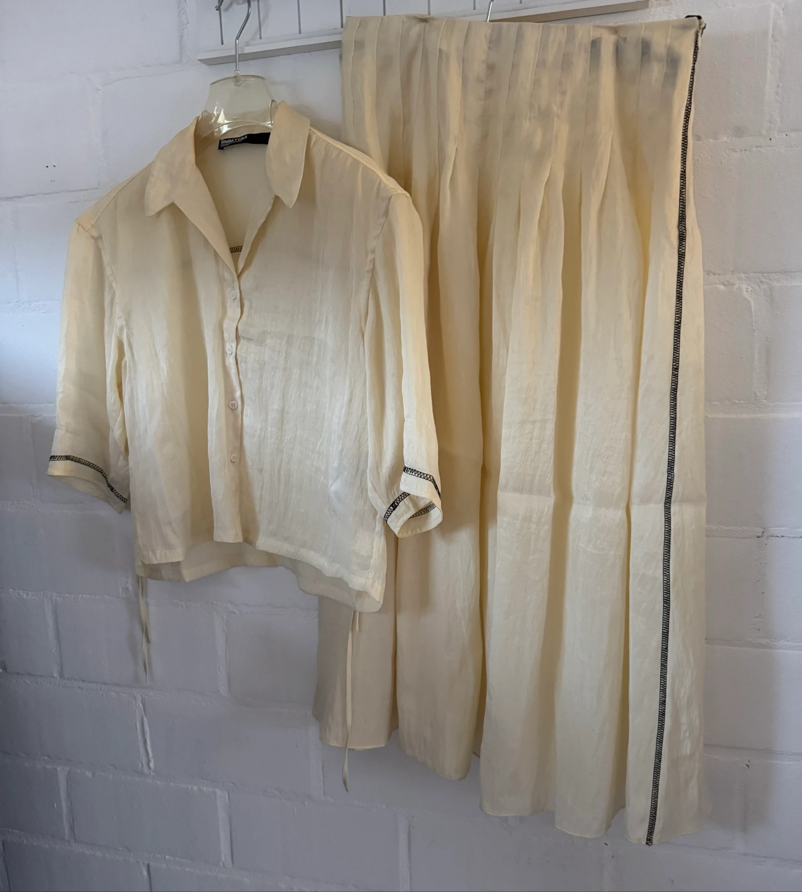 Bimba Y Lola conjunto de dos piezas de satén color crema talla 40 – photo 3